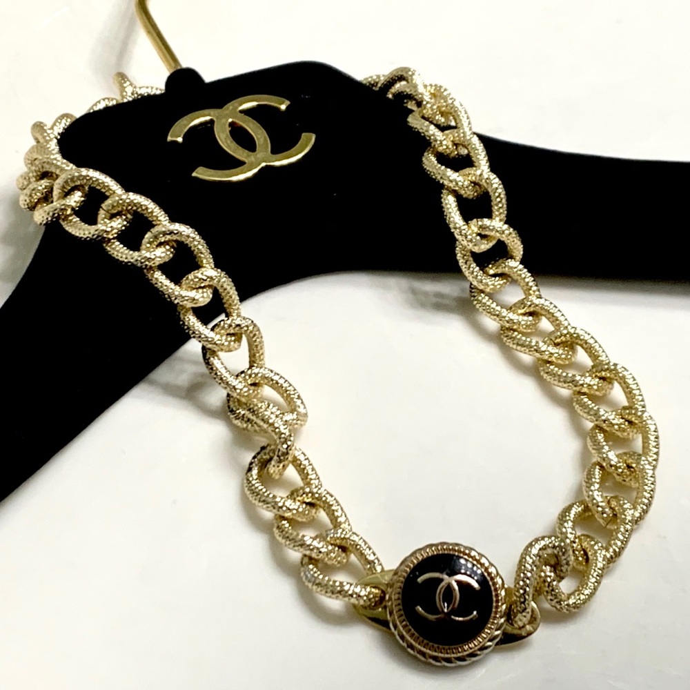 𝐀𝐁𝐎𝐔𝐓 𝐔𝐒 - Picture 2 of 16